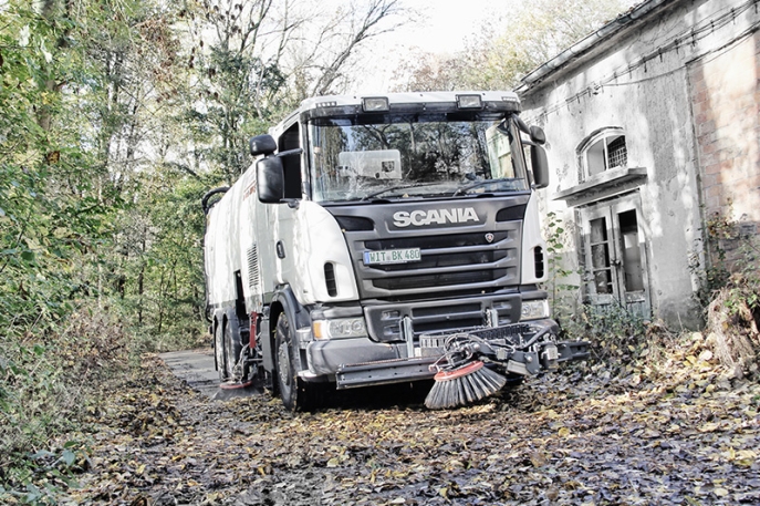 Sweeper/suction machine mounted on chassis Brock VS11