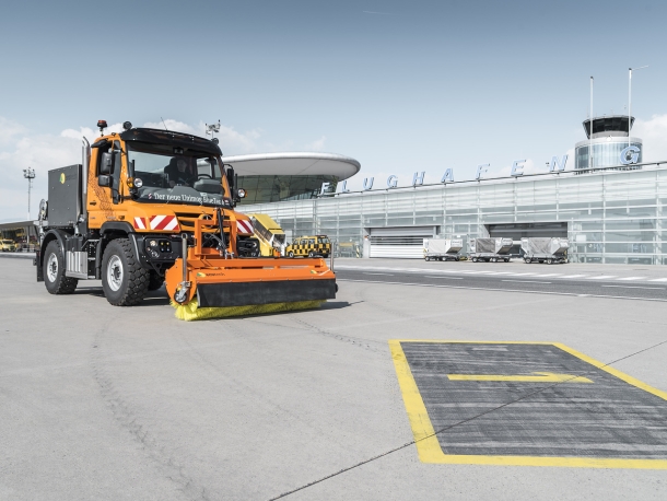 Mercedes-Benz Unimog Airport  Unimog Mercedes-Benz Unimog Airport